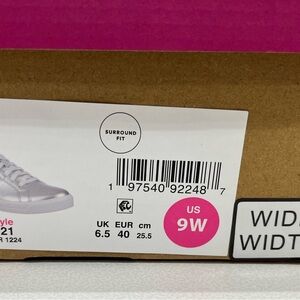 Rika VIV Classic Women's Silver Surround Fit Sneakers. Size 9 wide